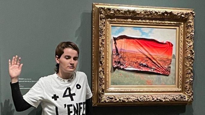 Activista pega cartel sobre cuadro de Monet en el Museo de Orsay