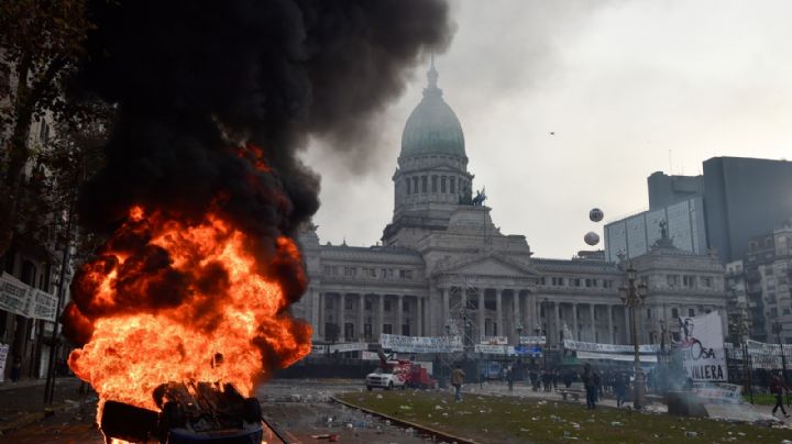 El Senado argentino aprueba las reformas de Milei en medio de protestas y disturbios