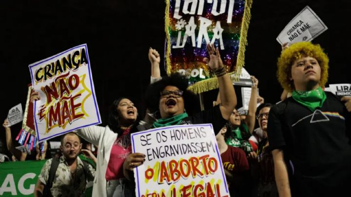 Miles de personas protestan en Brasil contra proyecto de ley que equipara el aborto con el homicidio