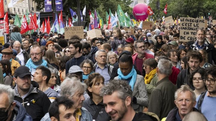 Miles de manifestantes franceses protestan contra la ultraderecha antes de elecciones anticipadas