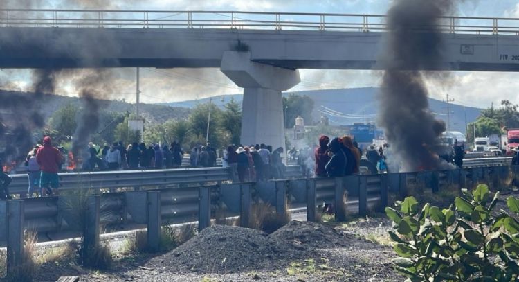 Habitantes de Palmar de Bravo denuncian fraude electoral y bloquean la autopista Puebla-Córdoba