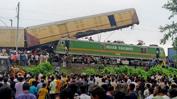 Trenes chocan en la India; hay al menos 15 muertos