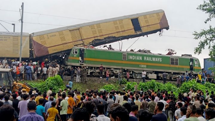 Trenes chocan en la India; hay al menos 15 muertos