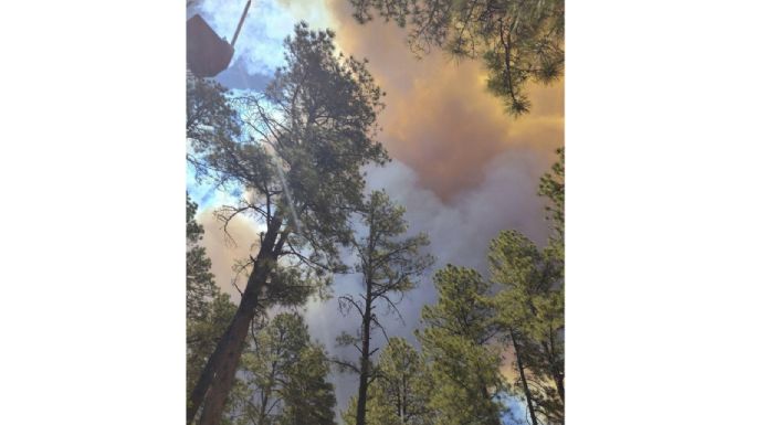 Residentes huyen de Ruidoso, Nuevo México, por fuertes incendios forestales
