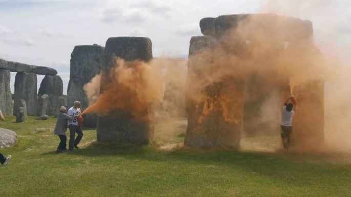 Activistas vandalizan monumento de Stonehenge con pintura naranja