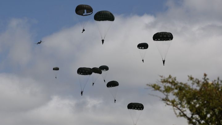 Salto masivo en paracaídas sobre Normandía inicia conmemoraciones de 80 aniversario del Día D