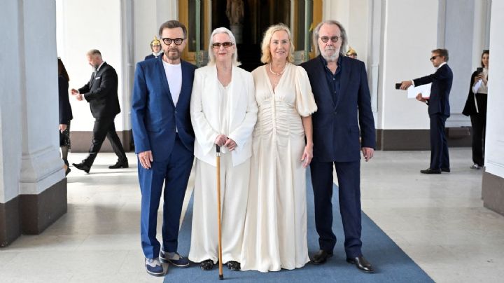El cuarteto de pop sueco ABBA es condecorado por el rey de Suecia