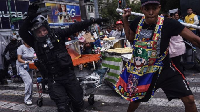 Suman ocho heridos por choque entre policías y comerciantes en Eje Central