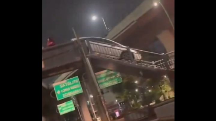 Vehículo se queda atorado en un puente peatonal de Periférico Norte (Video)