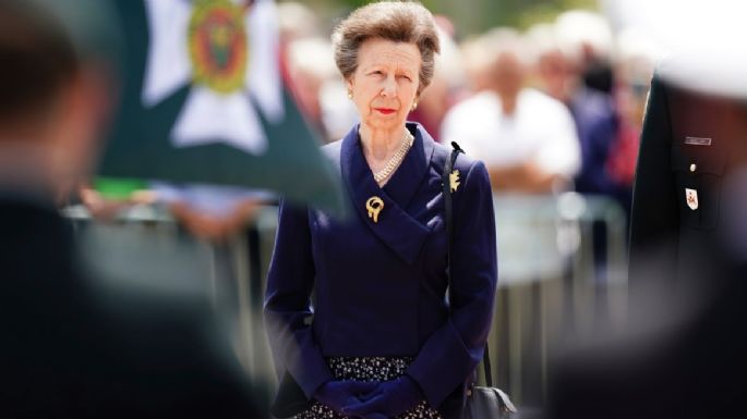 Princesa Ana de Inglaterra sufre conmoción cerebral en un accidente a caballo