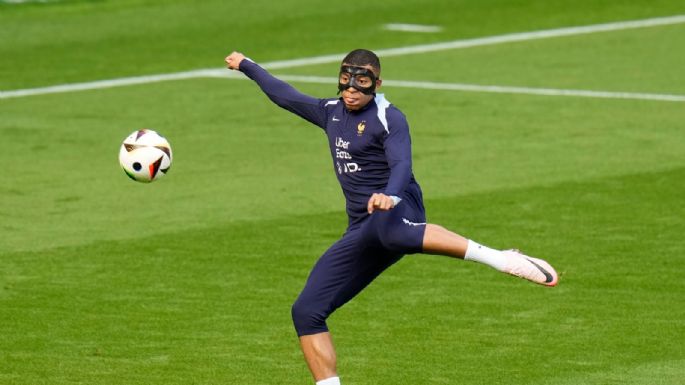 Mbappé se está adaptando a su máscara antes del partido de Francia ante Polonia