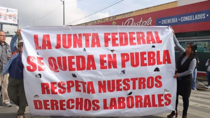 Cierran calles por desaparición de la junta especial federal de conciliación y arbitraje en Puebla