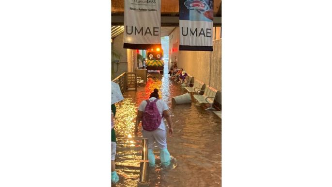 Fuertes lluvias inundan hospital del IMSS en Mérida