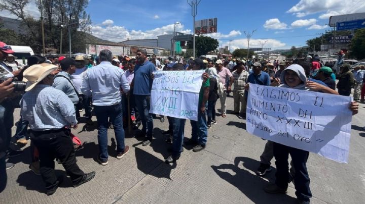 Pobladores retienen a funcionarios de San Luis Acatlán; exigen controlar el presupuesto