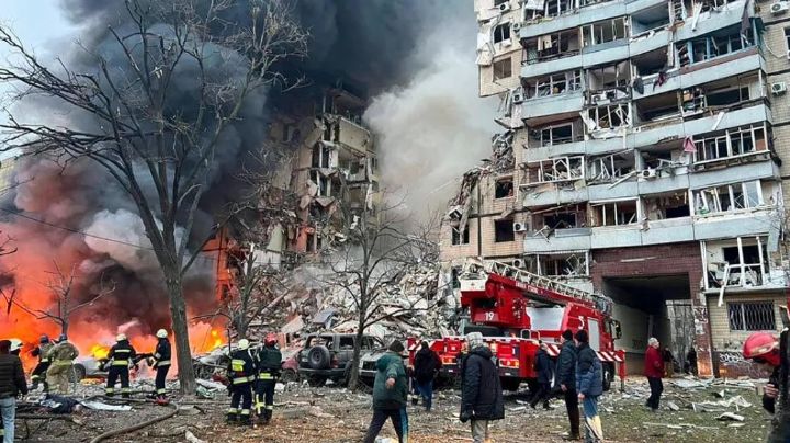 Al menos 12 muertos en ataques rusos en Ucrania; continúan tareas de rescate en edificio residencial