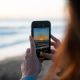 Evitar la exposición al sol y alejarse del agua y la arena: cómo cuidar el smartphone en verano