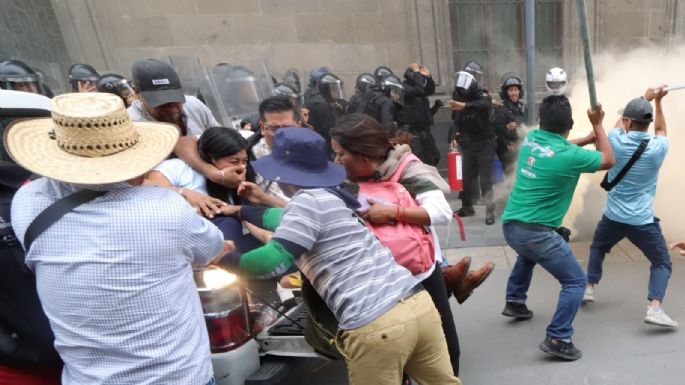 CNTE choca con policías frente a Palacio Nacional (Video)