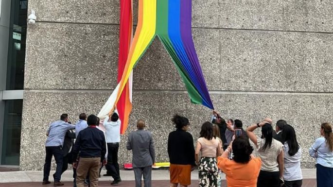 Sindicalistas destruyen bandera de la comunidad LGBTI+ en la sede del Infonavit