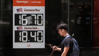 Peso gana ligeramente en espera del recorte de la Fed