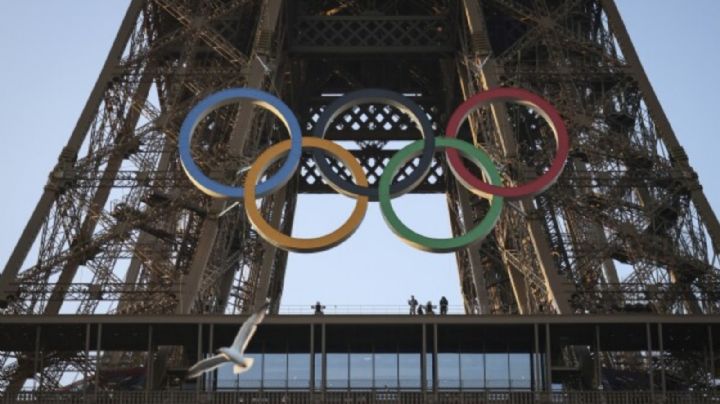 Organizadores de Juegos de París presentan los cinco anillos olímpicos sobre la Torre Eiffel