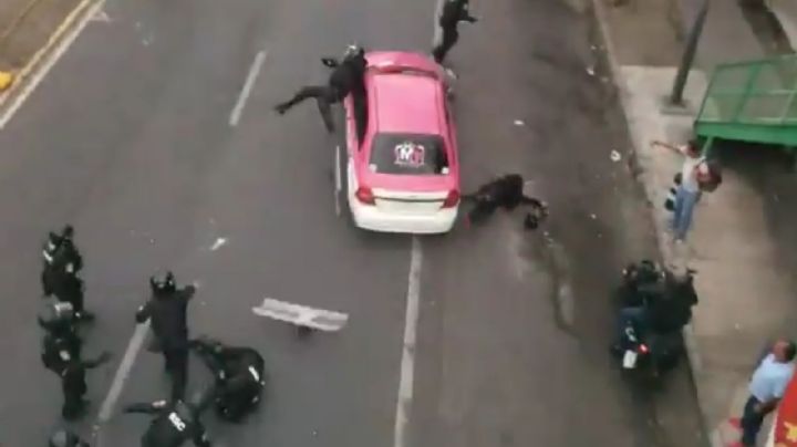 Taxista arrolla a policías durante protesta en Insurgentes sur; hay siete heridos (Video)