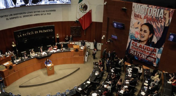 Kenia López denuncia “elección de Estado” y morenistas le responden con lona gigante (Video)