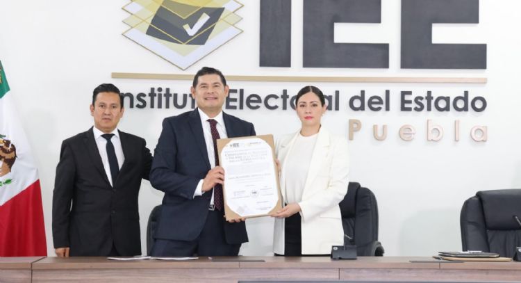 Armenta recibe constancia de mayoría; anuncia fusión de secretarías