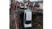 Automovilista queda “clavado” en socavón en calles de Xochimilco