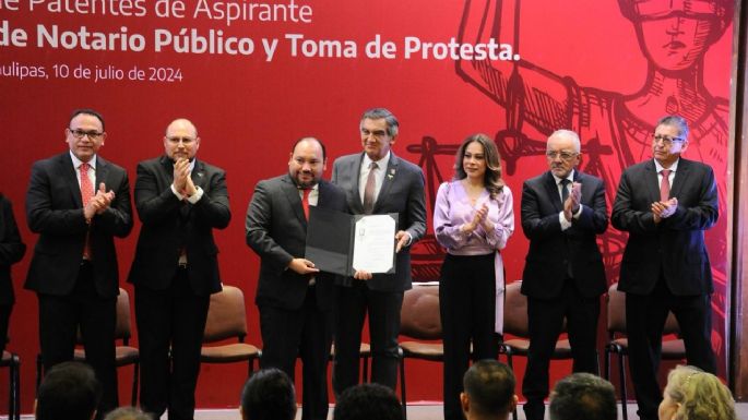 Entrega Américo patentes de aspirante a notarios públicos