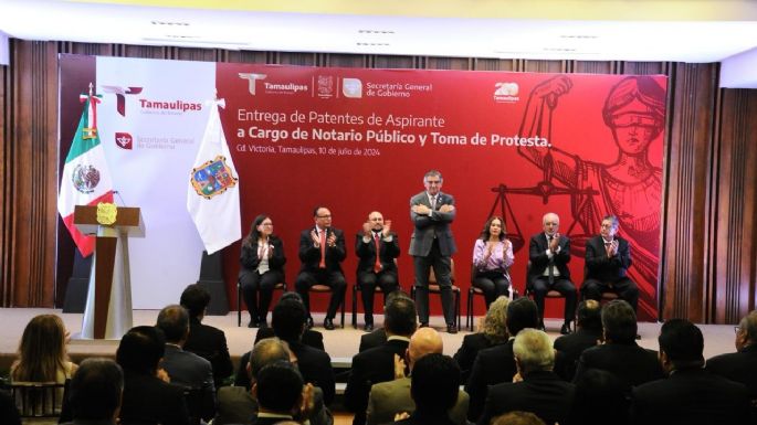 Entrega Américo patentes de aspirante a notarios públicos