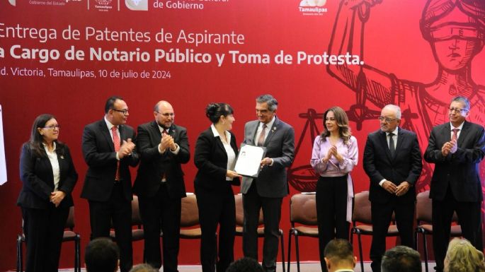 Entrega Américo patentes de aspirante a notarios públicos