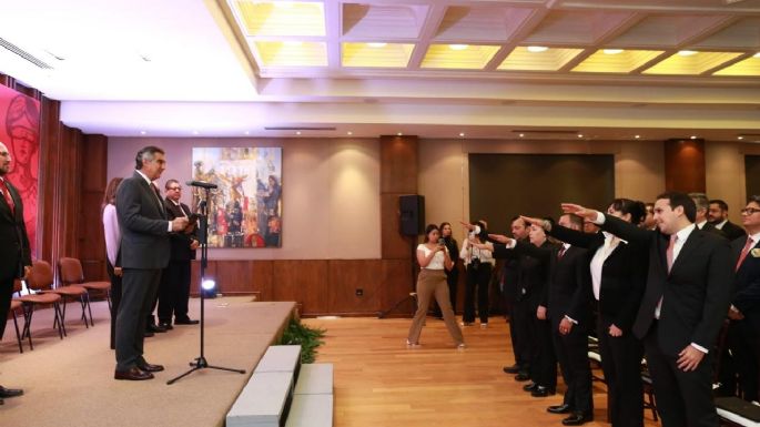 Entrega Américo patentes de aspirante a notarios públicos