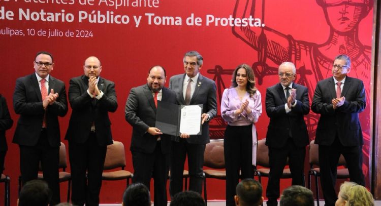 Entrega Américo patentes de aspirante a notarios públicos