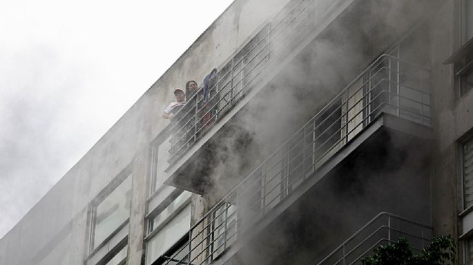 Desalojan a cientos de personas por incendio en conjunto habitacional Puerta Jardín