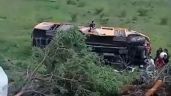 Chocan y vuelcan autobús de pasajeros y auto particular en carretera Morelia-Ciudad Salud; mueren dos
