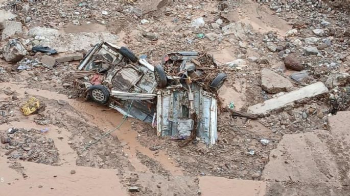 Daños por lluvias en Tlapa: un muerto, dos desaparecidos, 6 rescatados y vehículos arrastrados (Videos)