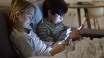 TikTok, Discord o Locket, entre las 'apps' que más deberían vigilar los padres para proteger a sus h
