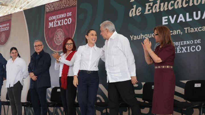 AMLO y Sheinbaum prometen garantía de beca escolar universal