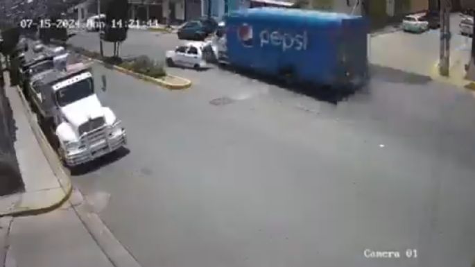 Este el momento en el que un camión de refrescos sin frenos embistió un auto en Tultitlán (Video)