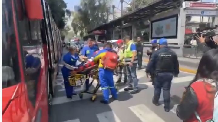 Accidente de Metrobús con motociclista deja 12 lesionados