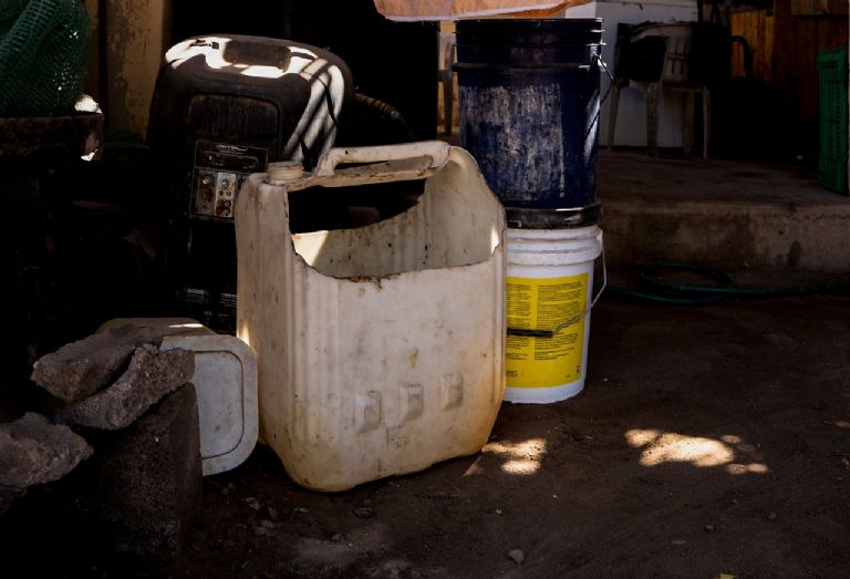 Bidones que contenían químicos para la elaboración de metanfetamina y que los militares no recogieron del mangle en Navolato, Sinaloa, fueron reutilizados por pescadores y llevados a sus casas. Fotografía: Luis Gerardo Magaña