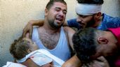 Un padre palestino llora la muerte de su bebé por un ataque de Israel contra Gaza