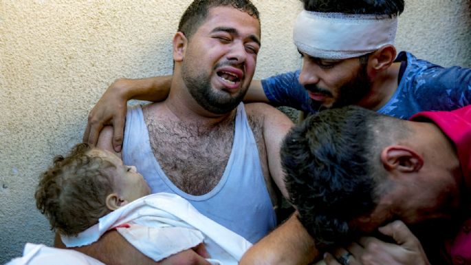 Un padre palestino llora la muerte de su bebé por un ataque de Israel contra Gaza