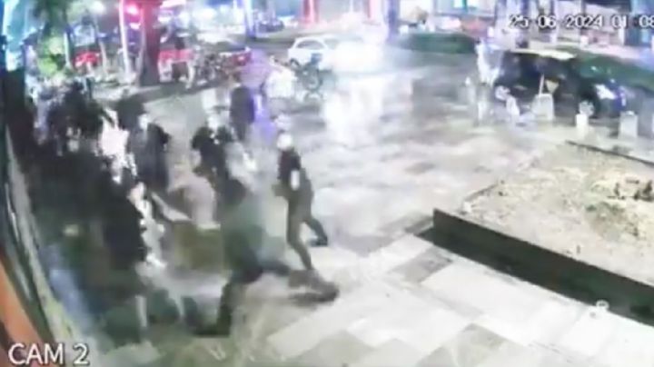 Se viraliza una golpiza que supuestos cadeneros de un bar dan a un joven en Puebla (Video)