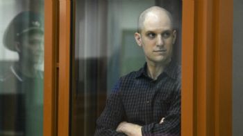 Rusia sentencia a reportero de EU por espionaje tras juicio visto como políticamente motivado