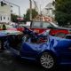 Árbol aplasta un automóvil con una familia dentro en la Nápoles; la madre murió (Video)