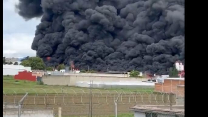Incendio en maderería provoca el cierre de la carretera Puebla-Atlixco; evacúan a estudiantes y vecinos