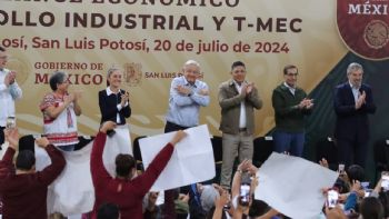 Reciben con protestas a AMLO y a Sheinbaum en mitin en San Luis Potosí