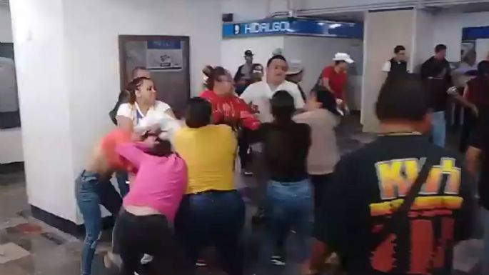 Se desata pelea campal entre vendedores ambulantes en la estación Hidalgo del Metro (Video)