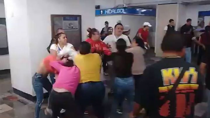 Se desata pelea campal entre vendedores ambulantes en la estación Hidalgo del Metro (Video)